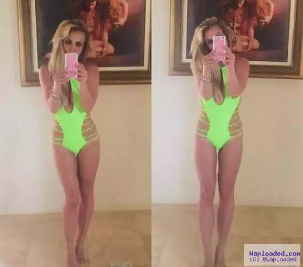 Britney Spears puts her body on display in a lime green swimsuit (Photo)